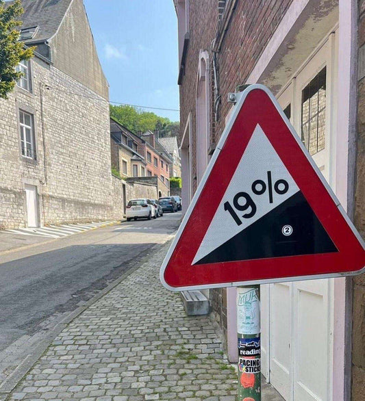 Ontdek en Win: Fotozoektocht naar Wieleravontuur in Europa! - Pacing Sticker